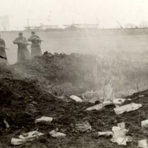 Magyar katonák civileket lőnek bele egy tömegsírba (Forrás: Magyar Nemzeti Múzeum/75.27)
